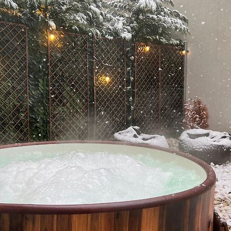 Downtown Hidden Garden With Jacuzzi In Bucharest Apartment Luaran gambar