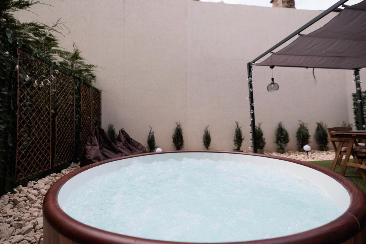 Downtown Hidden Garden With Jacuzzi In Bucharest Apartment Luaran gambar