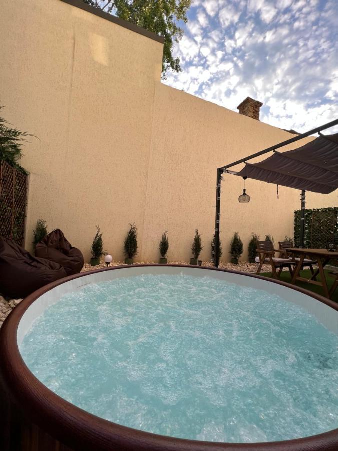 Downtown Hidden Garden With Jacuzzi In Bucharest Apartment Luaran gambar