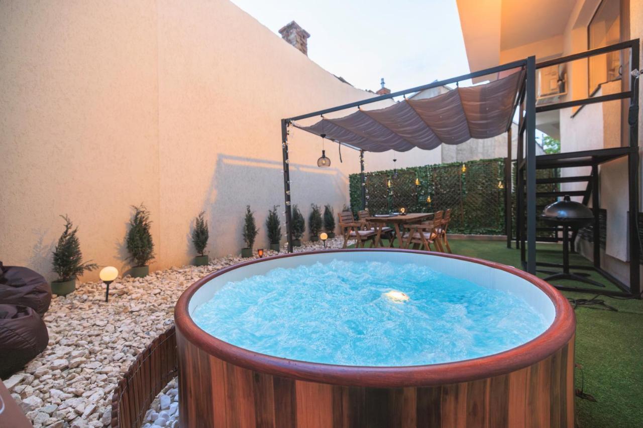 Downtown Hidden Garden With Jacuzzi In Bucharest Apartment Luaran gambar