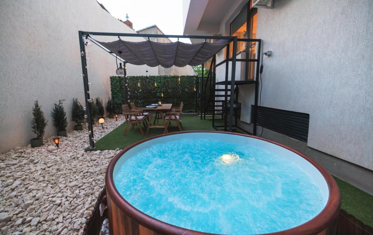 Downtown Hidden Garden With Jacuzzi In Bucharest Apartment Luaran gambar