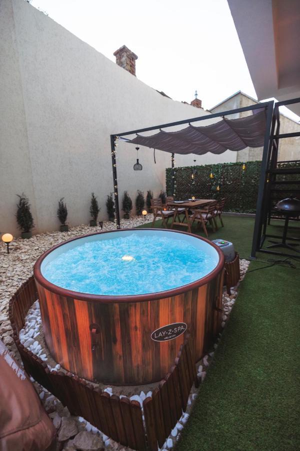 Downtown Hidden Garden With Jacuzzi In Bucharest Apartment Luaran gambar